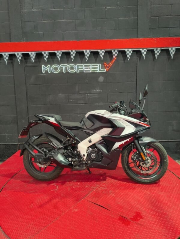 BAJAJ RS 200  2023